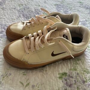 Nike Women’s Shoes Like New Size 9’5 Like New